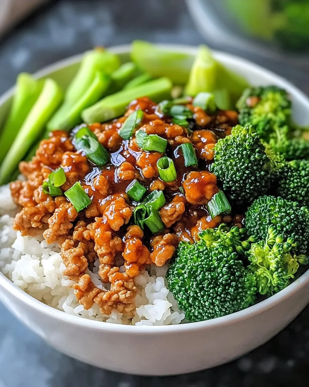 30-Minuten Hochprotein Hühnchen und Brokkoli Schalen