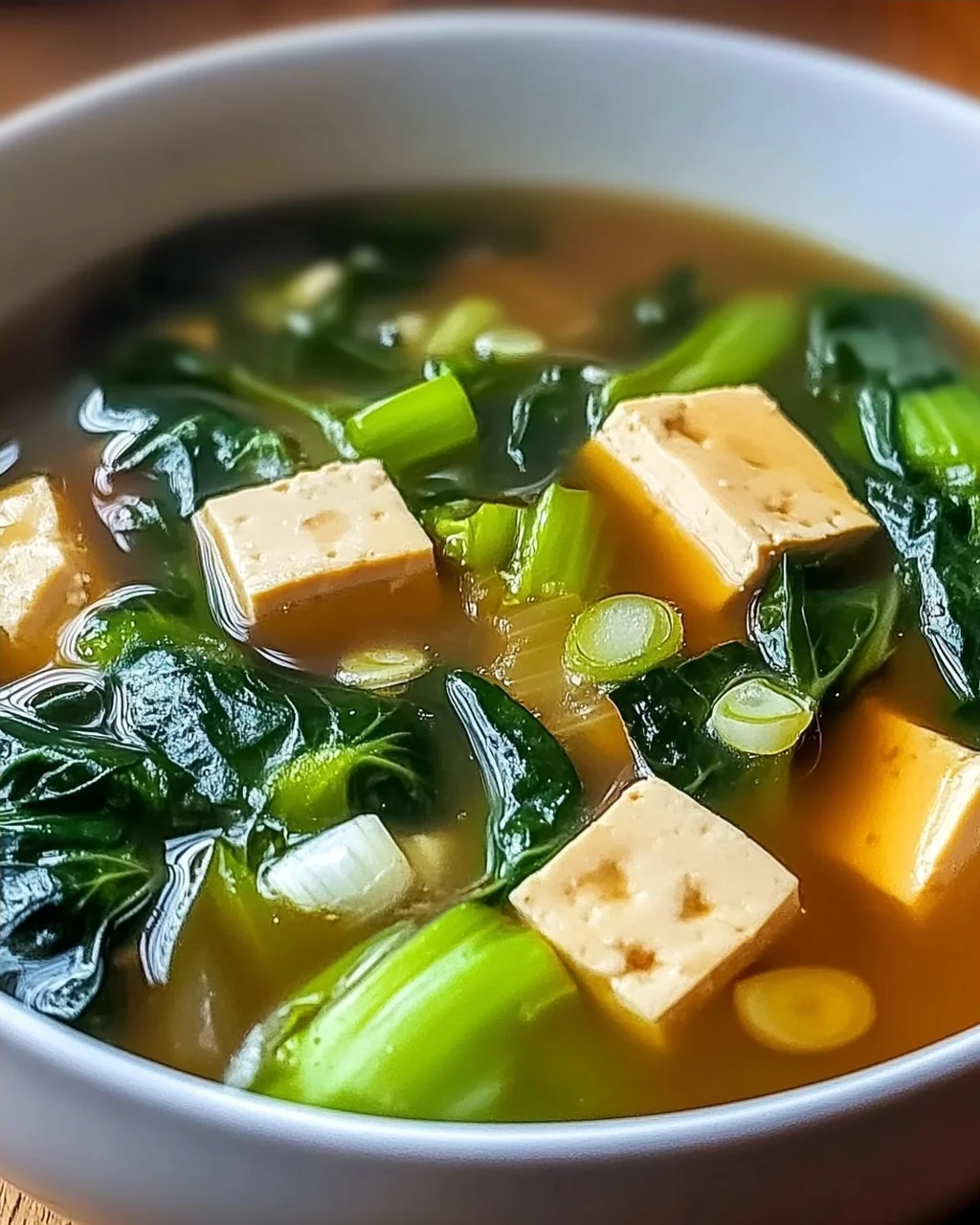 Bok Choy Suppe mit Knoblauch und Ingwer genießen