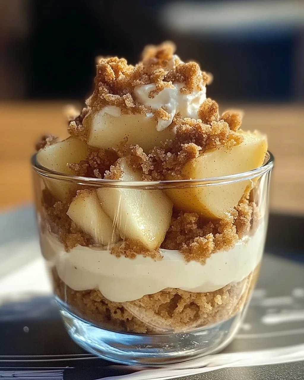Bratapfel-Crumble auf Zimtcreme - Dessert im Glas