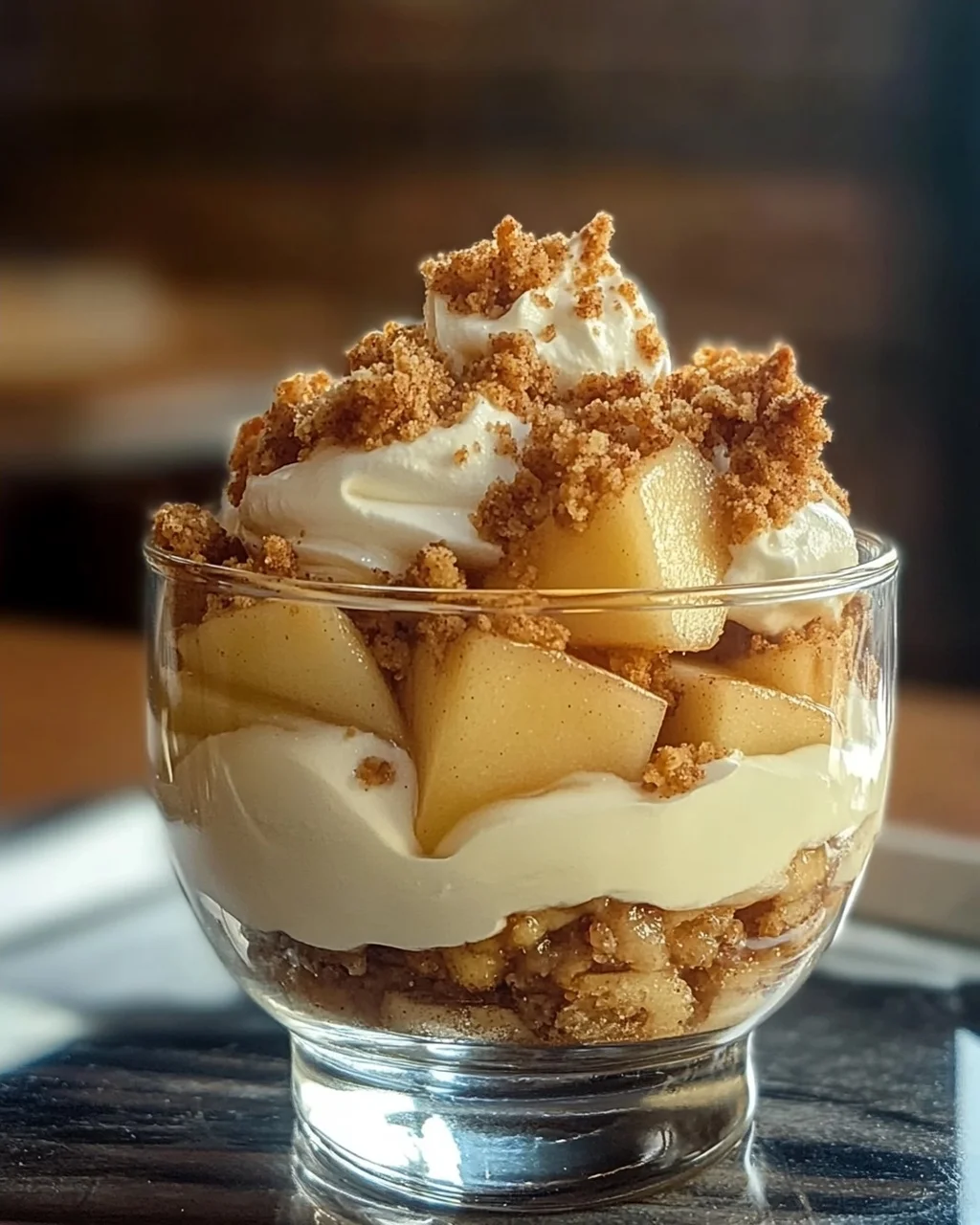 Bratapfel-Crumble auf Zimtcreme - Dessert im Glas
