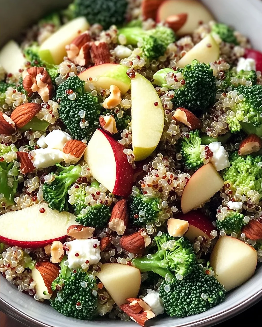 Brokkoli Apfel Quinoa Salat für gesunde Genießer