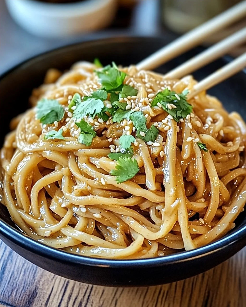 Chinesische Nudeln mit Erdnusssauce