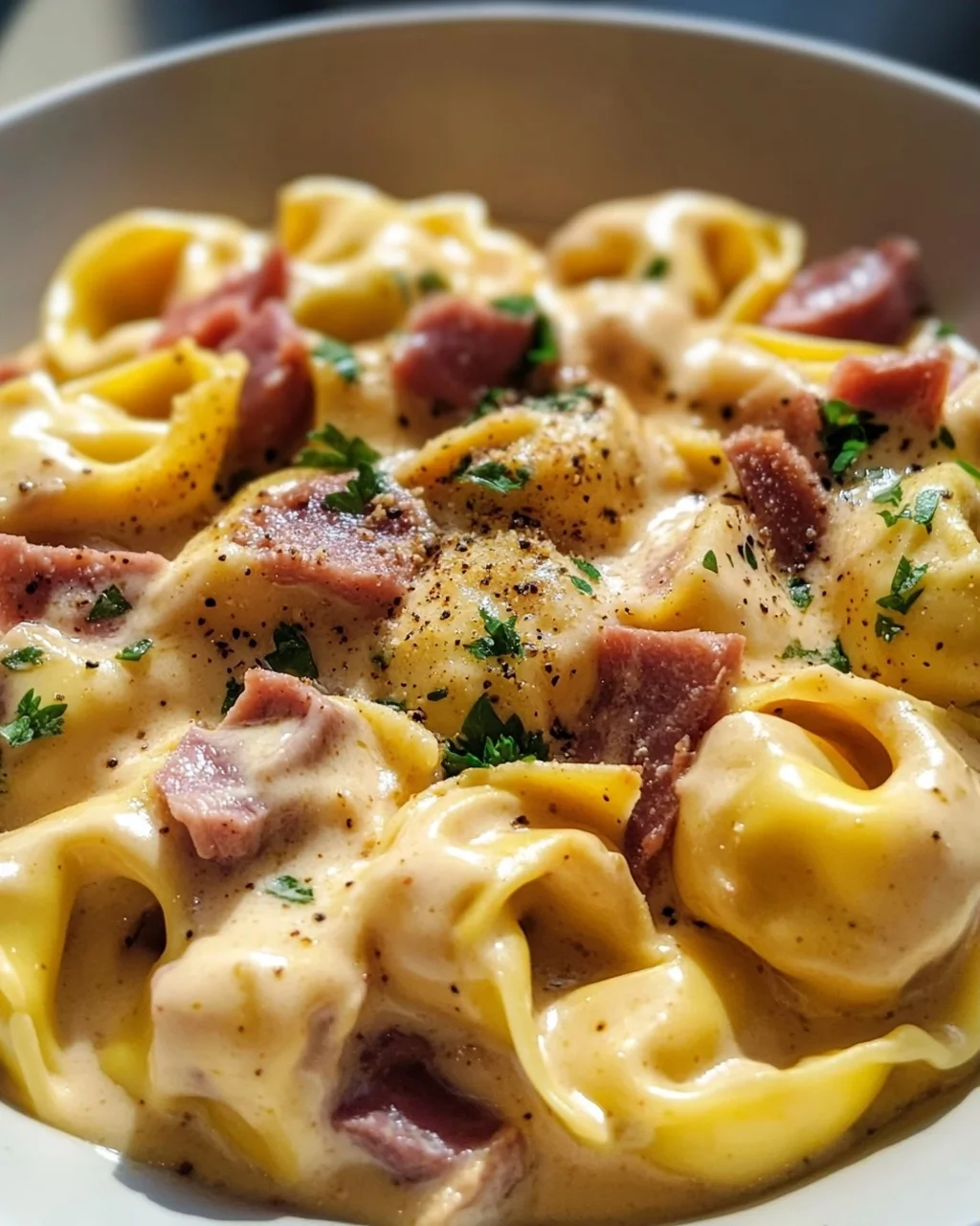 Cremige Tortellini mit Rinderschinken & Käsesauce