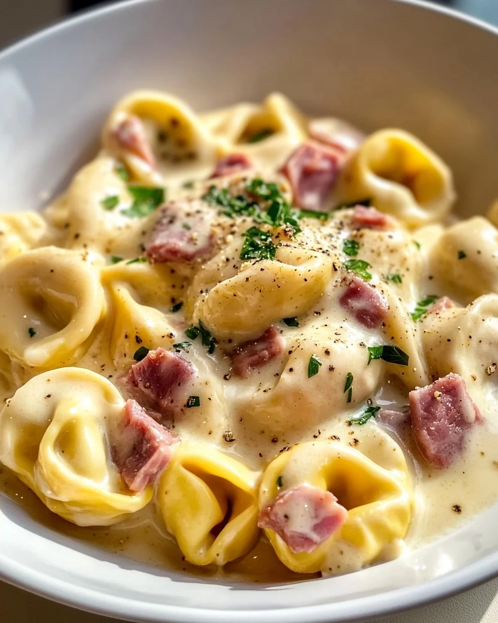 Cremige Tortellini mit Rinderschinken & Käsesauce
