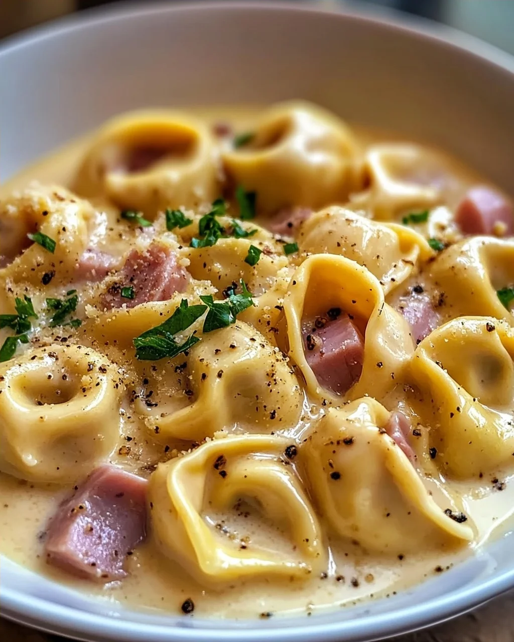 Cremige Tortellini mit Schinken-Käse-Soße – Ein Genuss!
