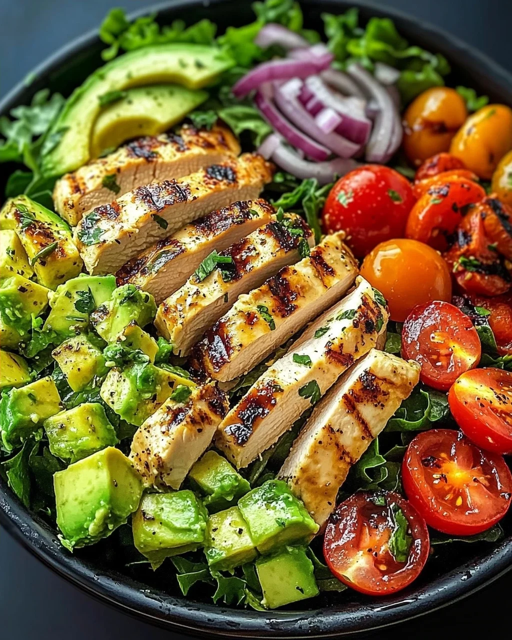 Gesunder Avocado Hähnchen Salat