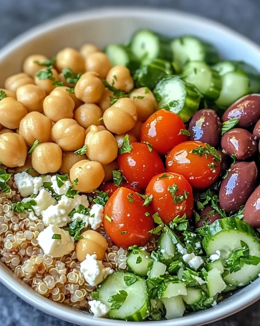 Mittelmeer Kichererbsen und Quinoa Kraftschüssel Spaß beim Kochen