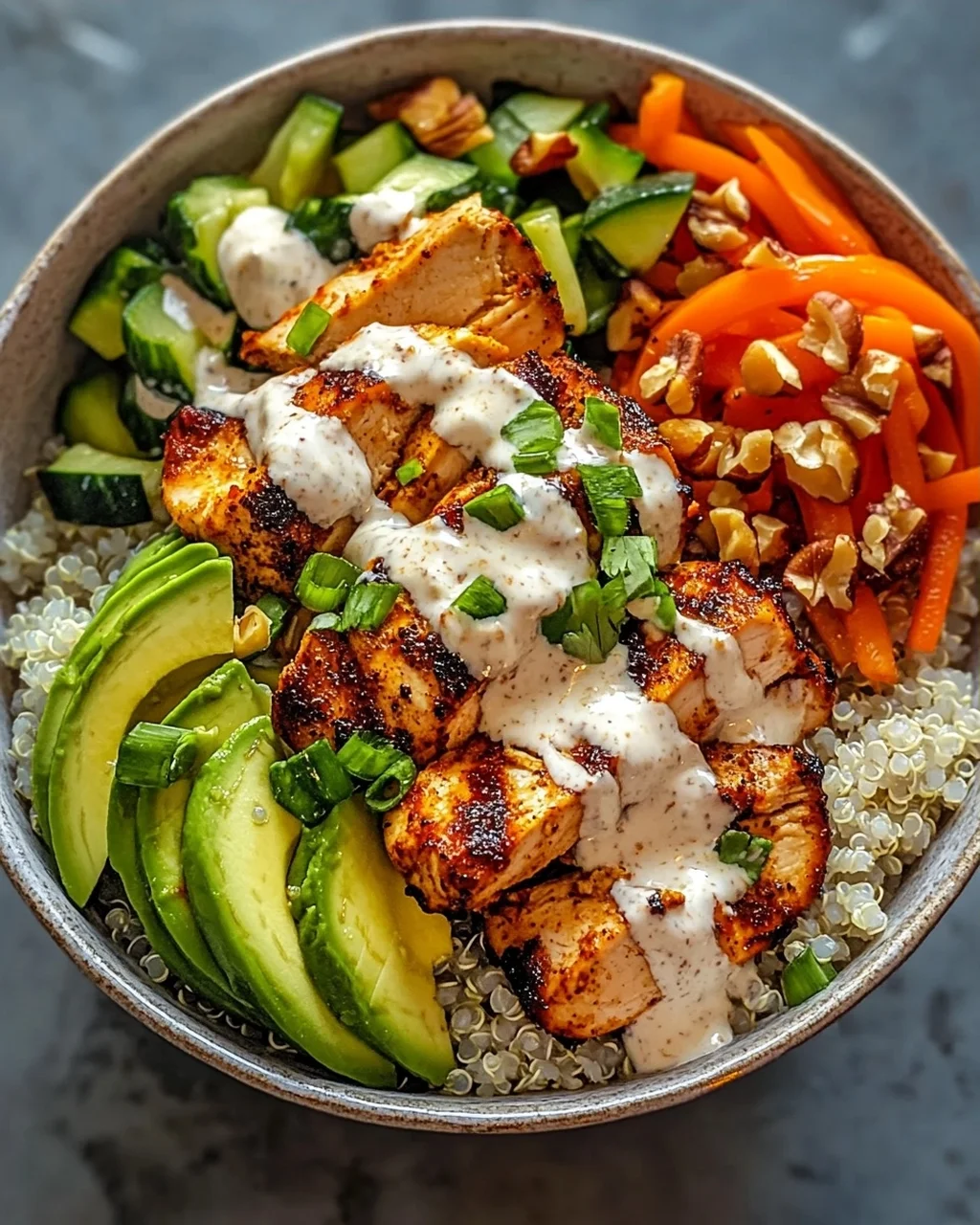 Würzige Hähnchen Bowl mit cremiger Sauce – einfach lecker!