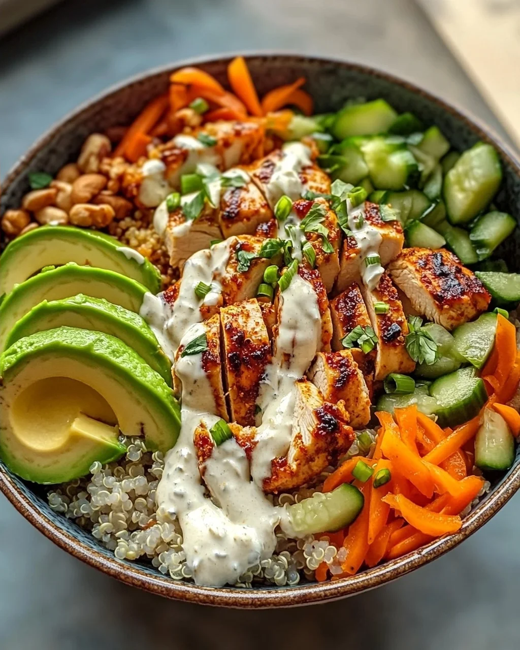 Würzige Hähnchen Bowl mit cremiger Sauce – einfach lecker!